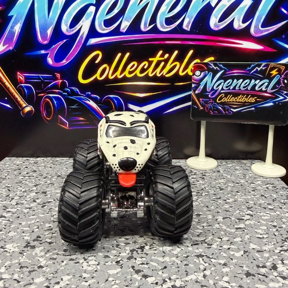 Hot Wheels Monster Jam Monster Mutt Dalmatian 1:64 Diecast Truck White Black